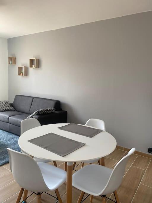 Le 102 De La Gare: Appartement Neuf Et Climatise Chalons en Champagne Luaran gambar