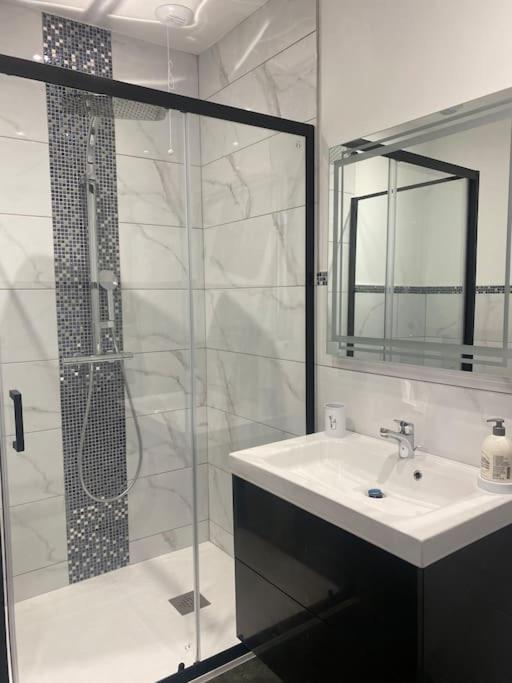 Le 102 De La Gare: Appartement Neuf Et Climatise Chalons en Champagne Luaran gambar